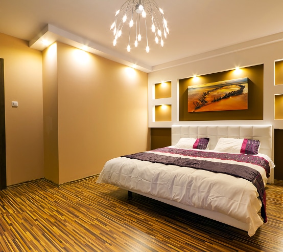 Peintre avec rouleau à peinture : préparation travaux Gros plan sur la main d'un peintre portant un gant blanc, tenant fermement le manche d'un rouleau à peinture neuf, en préparation d'une rénovation.