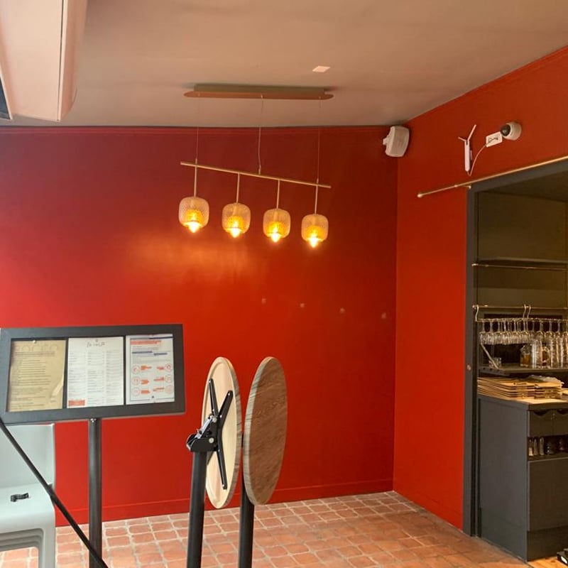 Peintre avec rouleau à peinture : préparation travaux Gros plan sur la main d'un peintre portant un gant blanc, tenant fermement le manche d'un rouleau à peinture neuf, en préparation d'une rénovation.