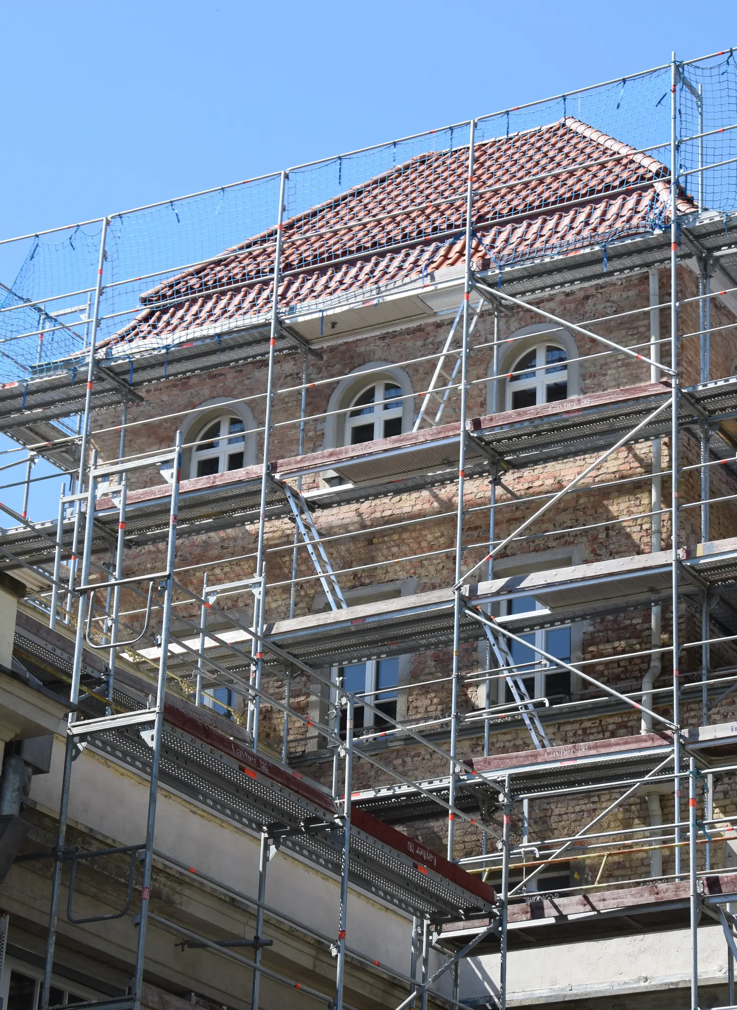 Peintre avec rouleau à peinture : préparation travaux Gros plan sur la main d'un peintre portant un gant blanc, tenant fermement le manche d'un rouleau à peinture neuf, en préparation d'une rénovation.